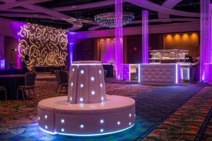 Gatsby Room Decor with Crystal Columns (1)